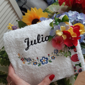 biały ręcznik z haftowanym imieniem julia